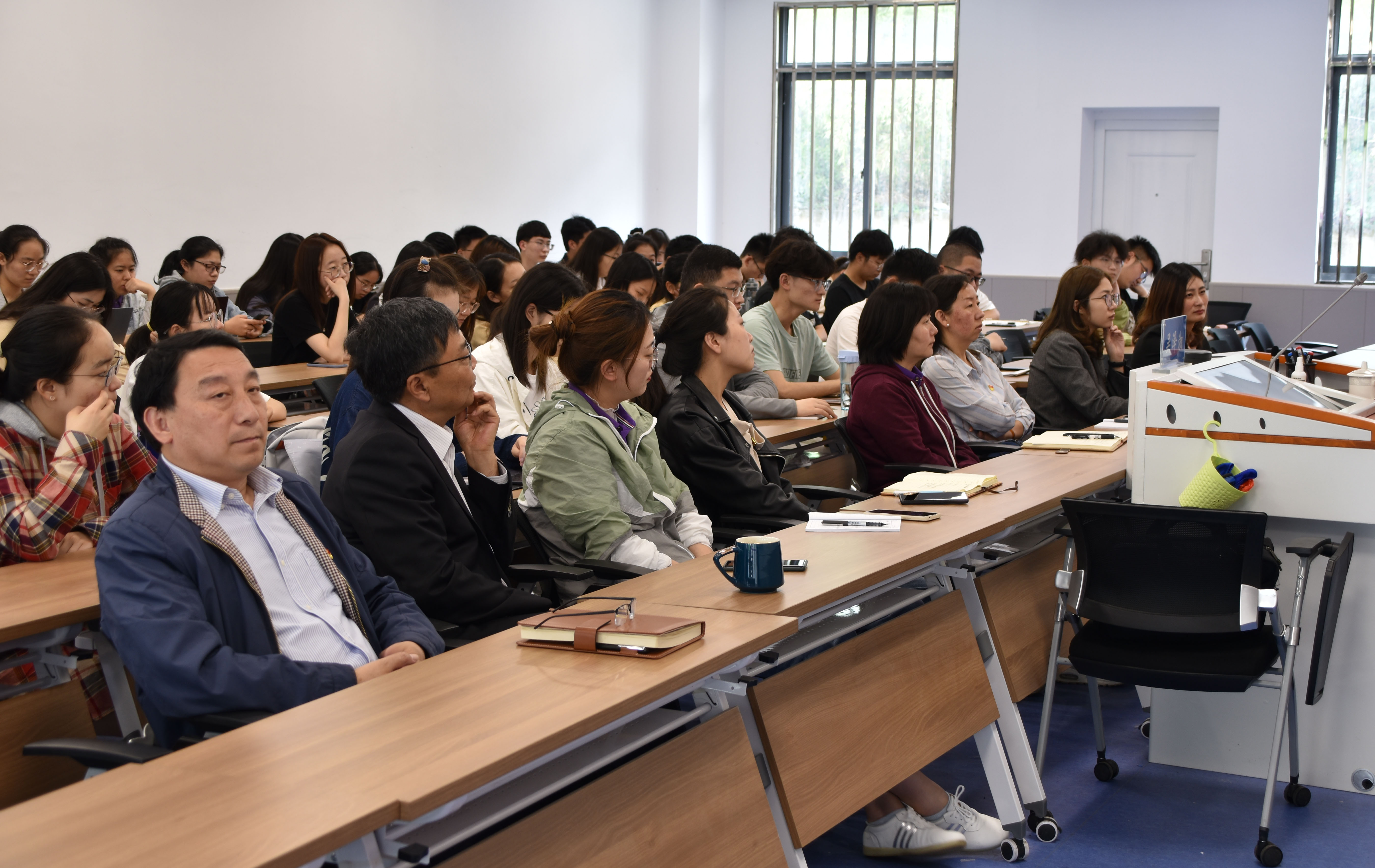 国际学院特邀老干部宣讲团吴泽湘上专题党课