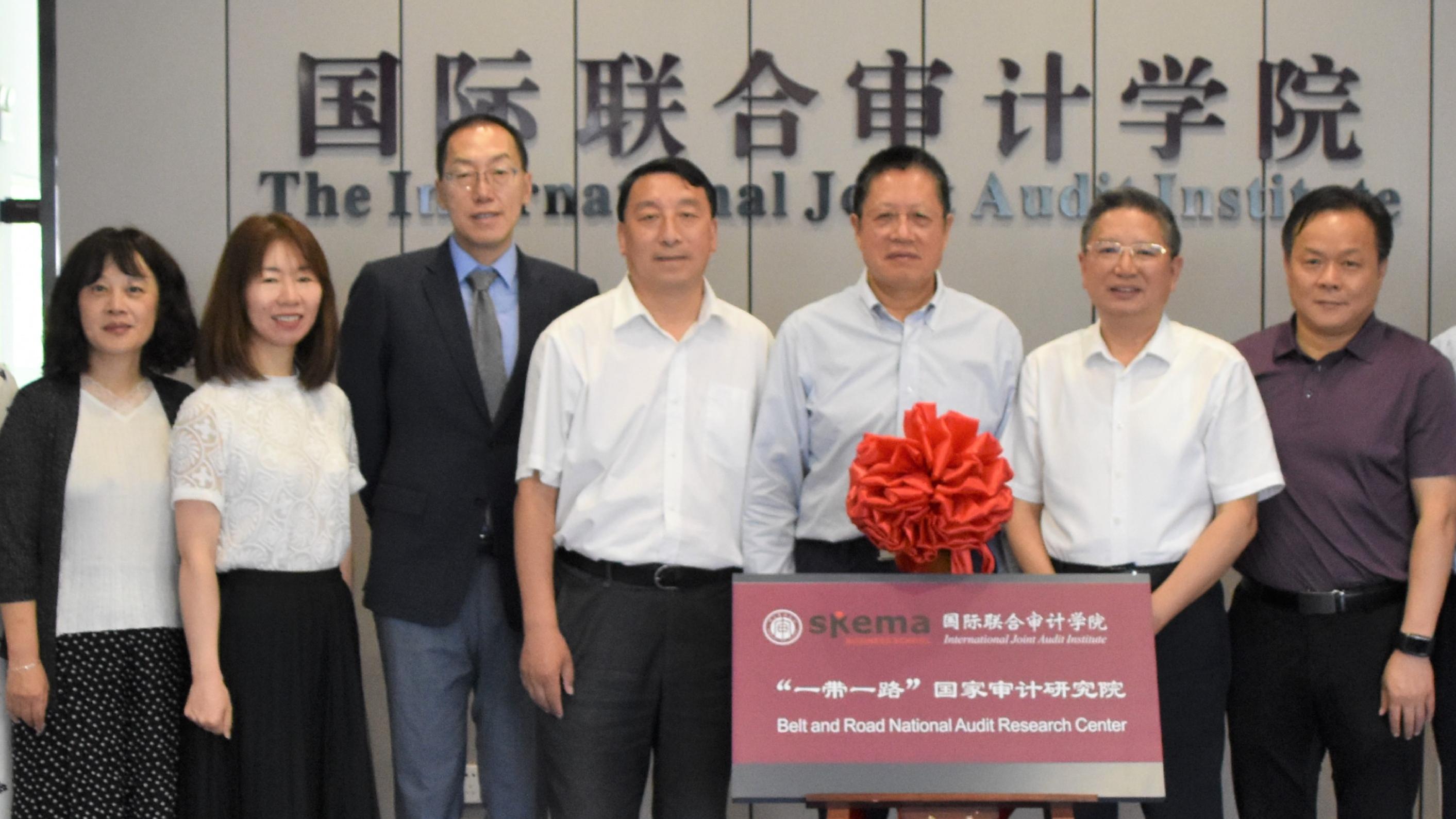 仪式开始，孙宝厚会长与俞安平副校长共同为“一带一路”国家审计研究院揭牌。